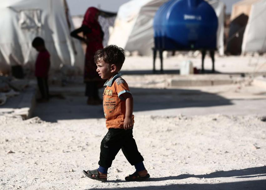 طفل سوري من المهجرين في منطقة تسيطر عليها المعارضة في إدلب