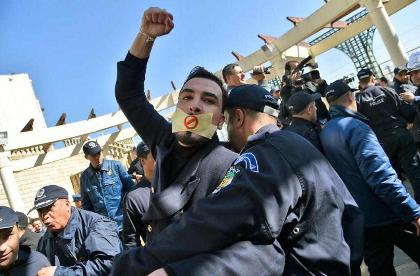 صحفيون جزائريون يحتجون