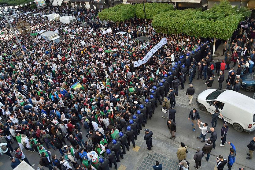 الجزائريون يحتجون ضد ترشح بوتفليقة لولاية خامسة