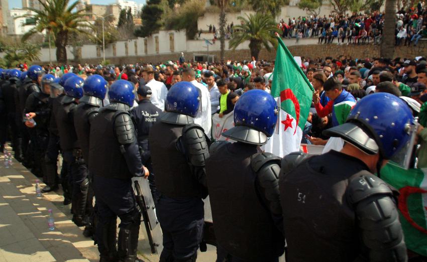 الامن الجزائري يحاصر المتظاهرين