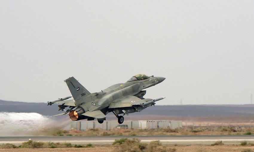 الطيران الحربي الاماراتي استهدف تجمعات للارهابيين في عدن