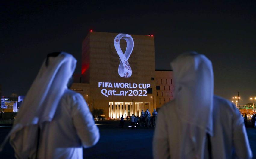 قطريان أمام تصميم لشارة كأس العالم في الدوحة