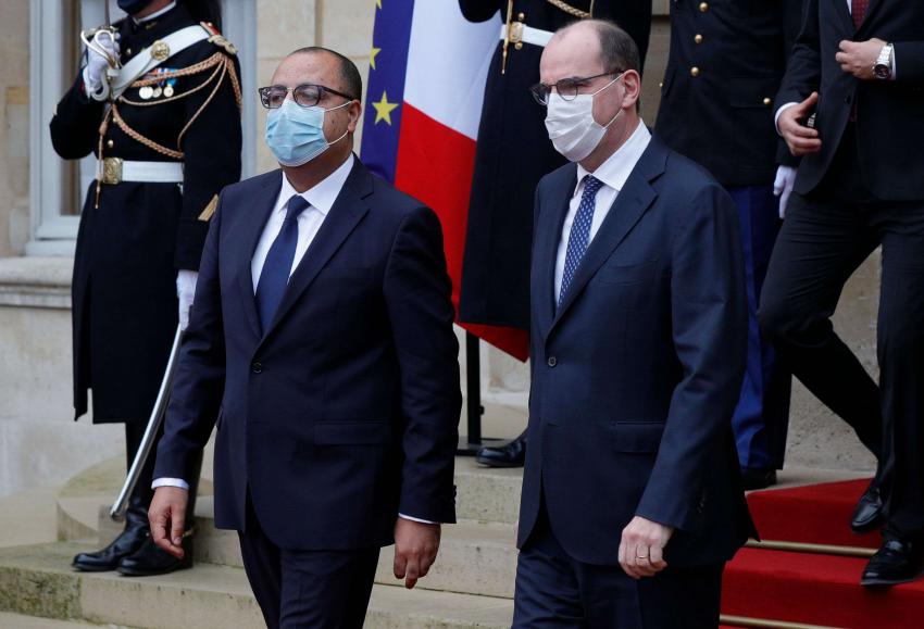 رئيس الوزراء التونسي هشام المشيشي (يسار) ونظيره الفرنسي جان كاستيس