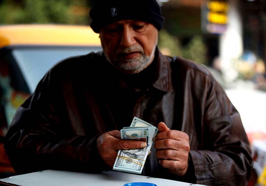 أزمة ارتفاع الدولار تثير مخاوف العراقيين