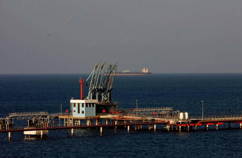 النفط في قلب النزاع بين حكومتي شرق وغرب ليبيا المتنافستين