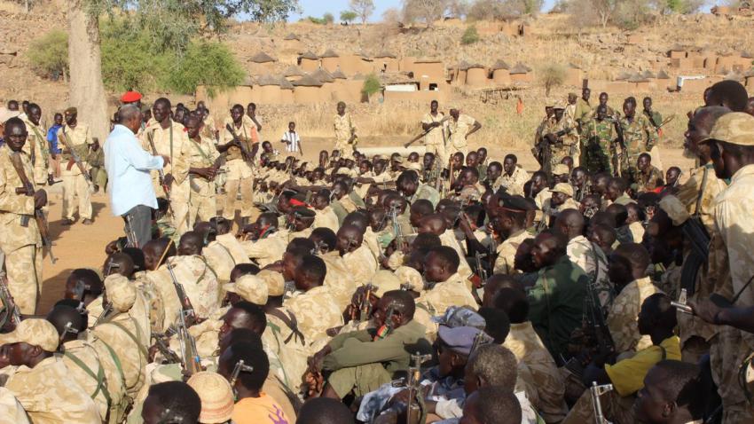 السودان ينفتح على حرب أوسع نطاقا مع حشد قوة متمردة لمقاتليها
