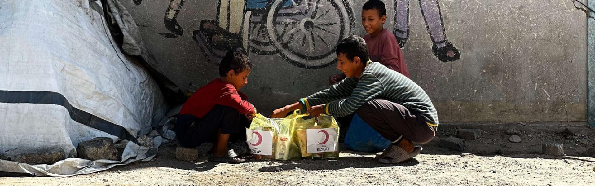 الحرب حولت الغزيين إلى أرقام في طوابير الإغاثة 