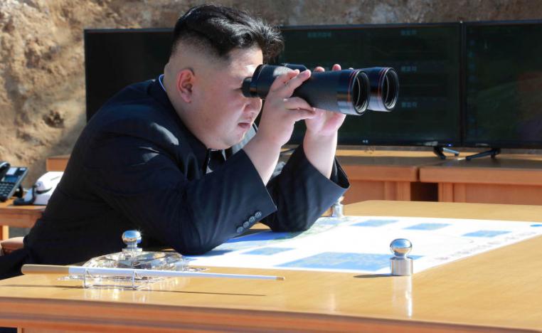 زعيم كوريا الشمالية يراقب مناورات عسكرية في شبه الجزيرة