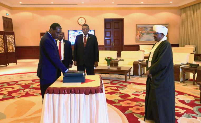 أزمات متعددة تؤرق البشير