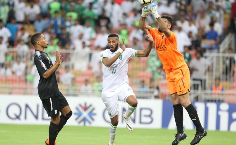 مهند أبو ردينة (وسط) يتنافس على الكرة ضد بيدرو ميغيل كوريا (يسار) وسعد الشيب خلال مباراة الأهلي والسد