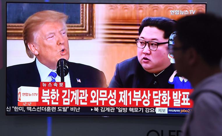 ترامب وكيم على شاشة تلفاز