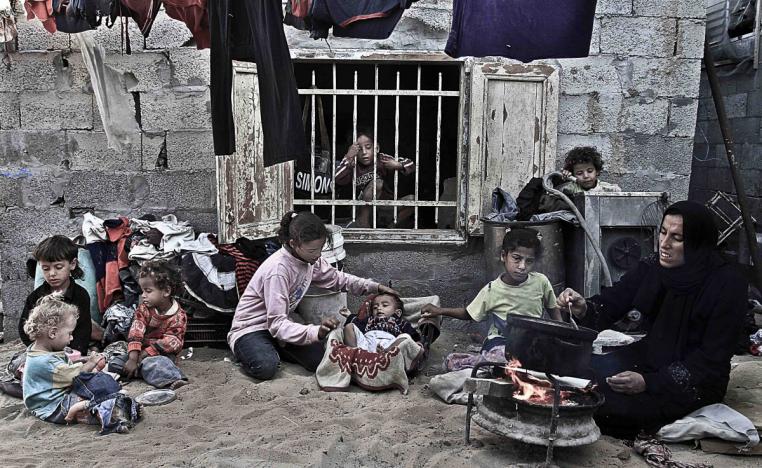 عائلة فلسطينية في غزة تفترش الأرض