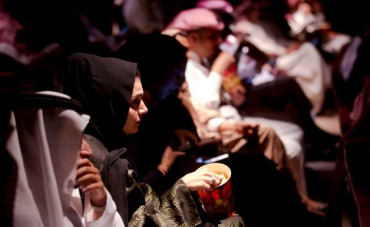 سعوديون يشاهدون الافلام