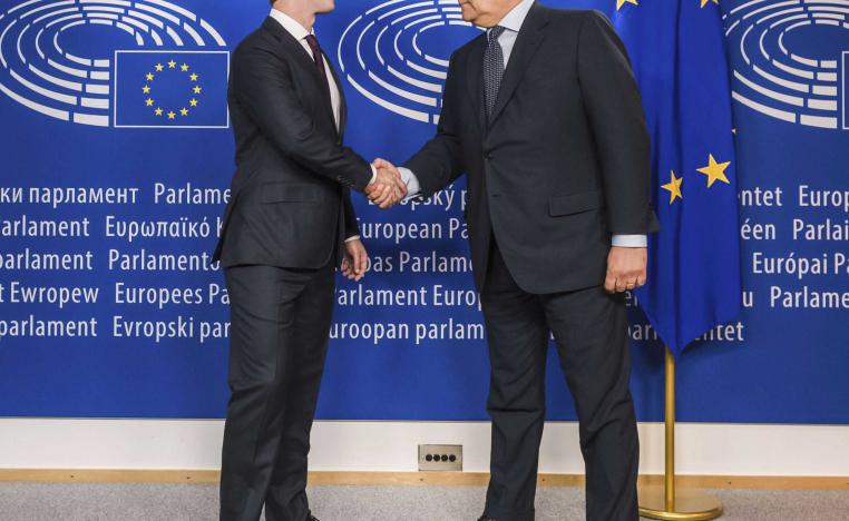 مارك زوكربرغ يصافح رئيس البرلمان الاوروبي