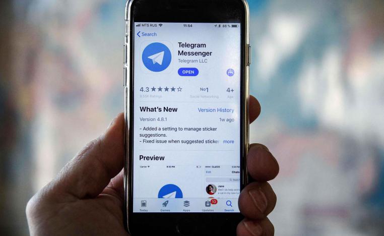 مستخدم لتلغرام على نظام أي أو أس من آبل
