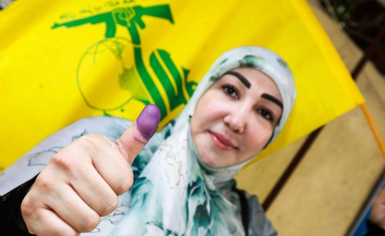 ناشطة من حزب الله بعد تصويتها في الانتخابات اللبنانية الأخيرة
