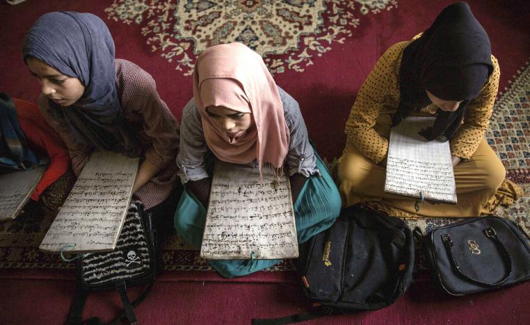 صبيات مغربيات يتعلمن تجويد القرآن في مسجد خلال شهر رمضان