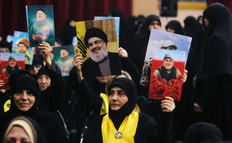 ناشطات في حزب الله يرفعن صورا لنصرالله ومغنية
