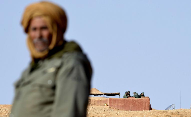 صحراوي يقف قريبا من نقطة مراقبة مغربية في المنطقة العازلة