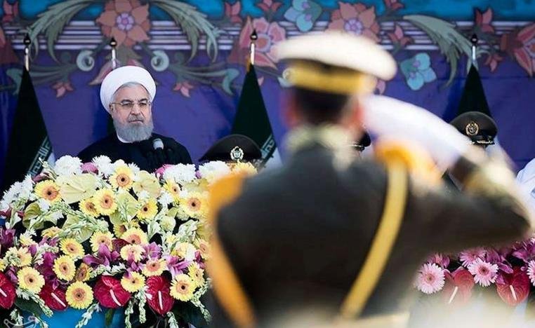 الرئيس الإيراني روحاني يستعرض قوات عسكرية في طهران