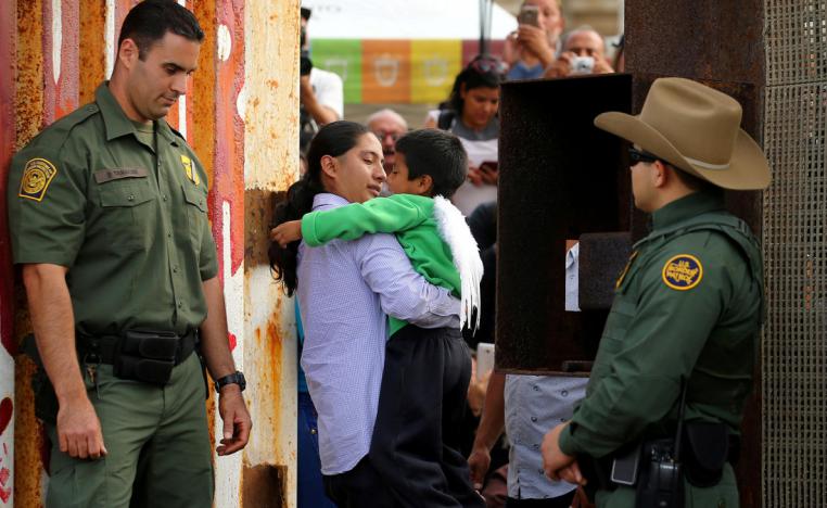 مركز عبور على الحدود بين المكسيك والولايات المتحدة