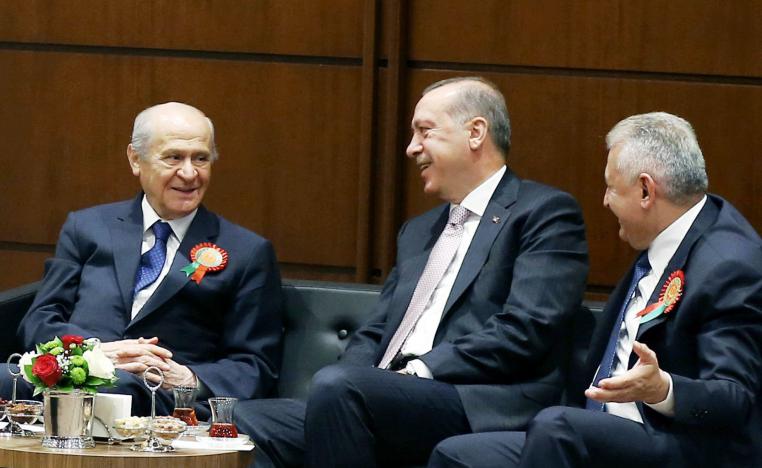 اردوغان يتوسط رئيس الوزراء بن علي يلدريم وزعيم الحركة القومية دولت بهجلي