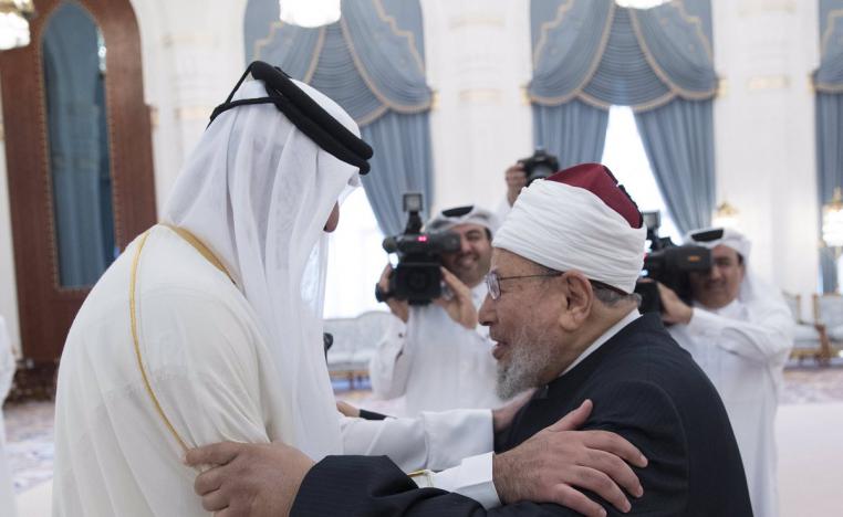 أمير قطر الشيخ تميم بن حمد ويوسف القرضاوي المرشد الروحي للاخوان