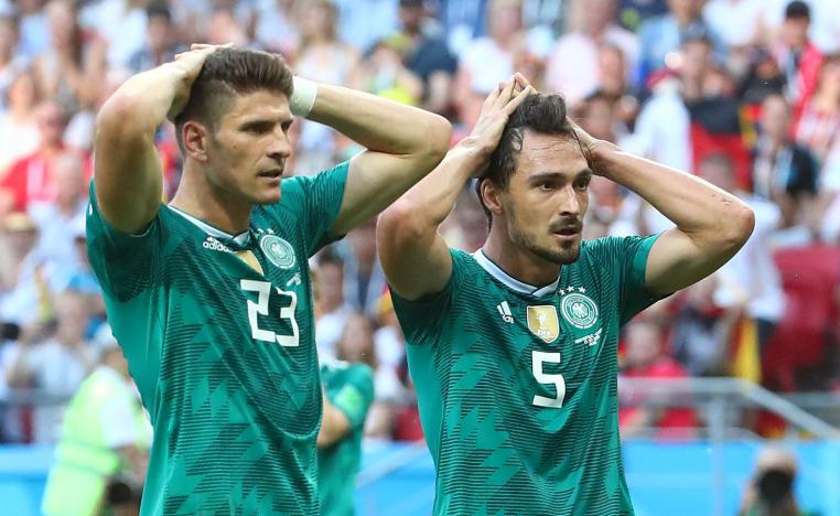 هوملز مدافع المانيا خلال مباراة فريقه أمام كوريا
