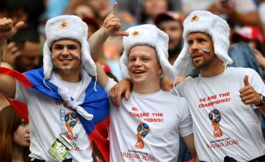 مشجعون روس بقمصان تحمل شعار مونديال روسيا