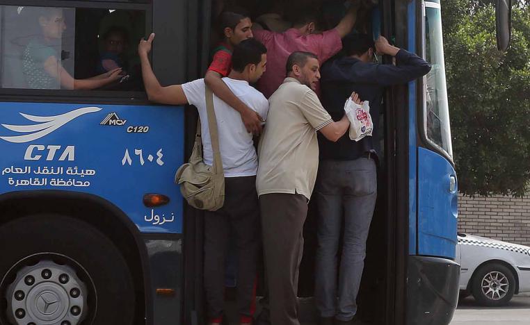 مصريون يتزاحمون اثناء ركوب أوتوبيس للنقل العام