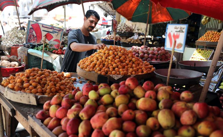 دكان لبيع الخضراوات في سوق شعبية في القاهرة