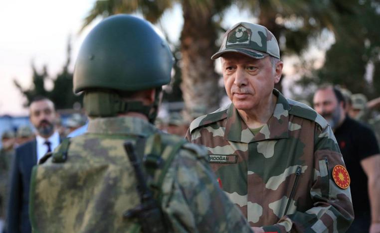 الرئيس التركي رجب طيب اردوغان بالزي العسكري