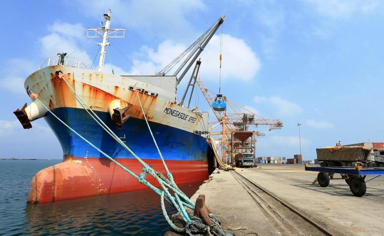 ايرادات ميناء الحديدة تشكل شريانا ماليا حيويا للحوثيين