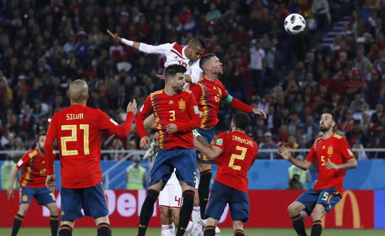 منتخب اسبانيا اثناء اجتيازه بصعوبة الاختبار المغربي في المونديال