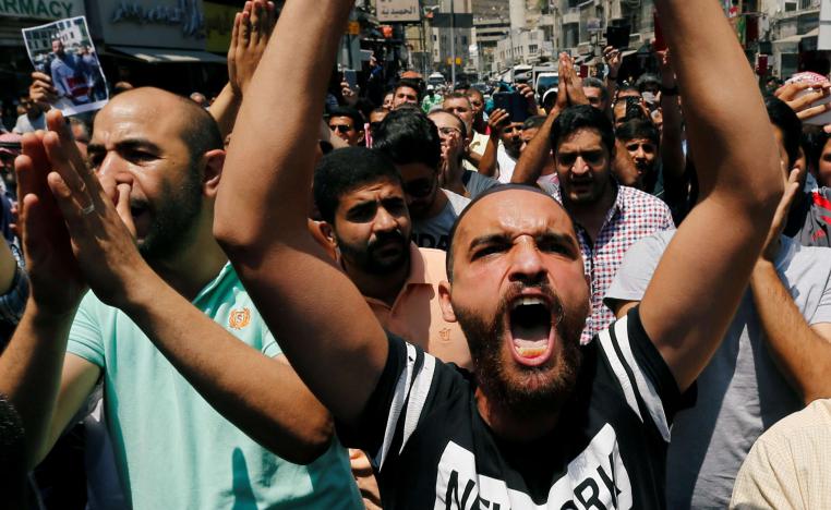 احتجاجات تعم المدن الأردنية بسبب زيادة الاسعار والضرائب
