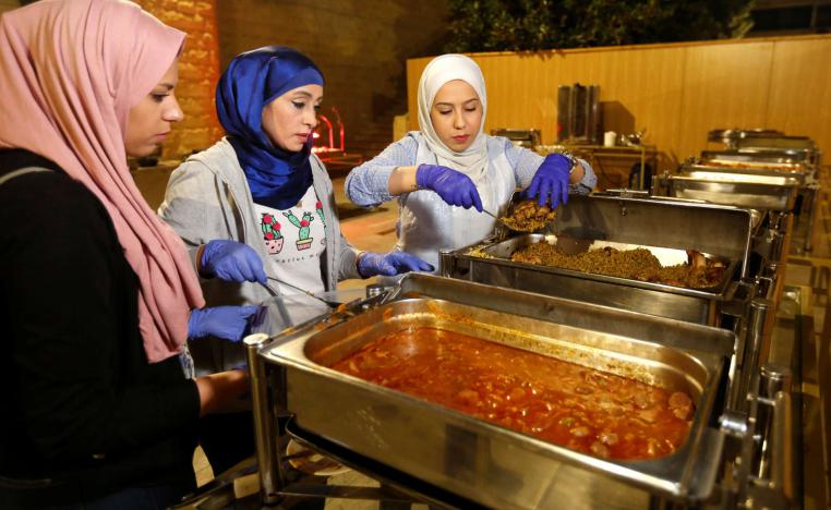 متطوعات أردنيات يقدمن وجبات للفقراء في عمان
