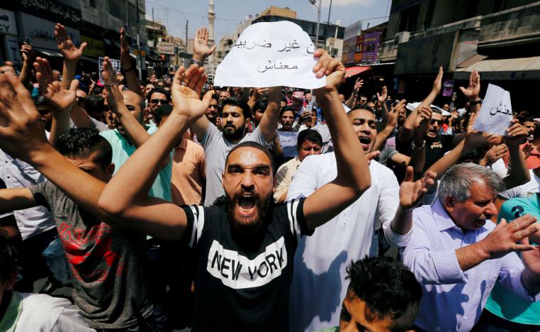 متظاهرون أردنيون ضد زيادة الضريبة في عمان