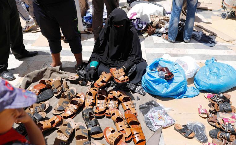 بائعة تفترش الأرض وسط عمان