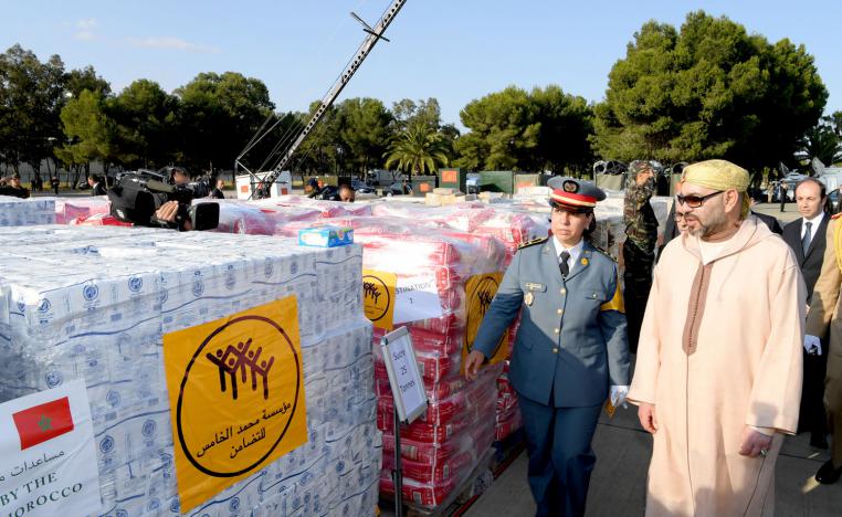 العاهل المغربي محمد السادس يتفقد معدات المستشفى المرسلة إلى غزة
