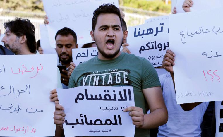 متظاهرون فلسطينيون في غزة ضد الانقسام بين فتح وحماس