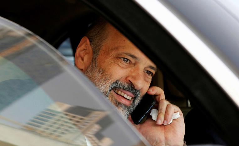 رئيس الوزراء الأردني عمر الرزاز يتحدث على الهاتف