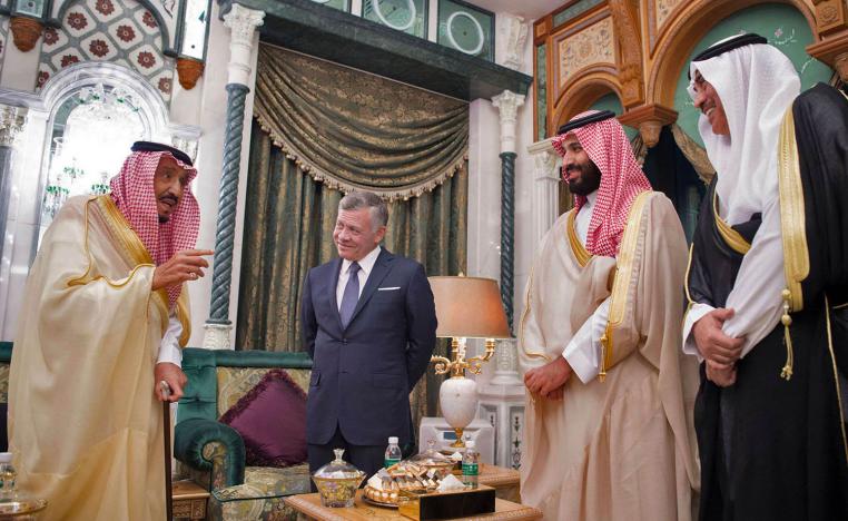 العاهل الأردني الملك عبدالله الثاني يتوسط العاهل السعودي الملك سلمان بن عبدالعزيز وولي العهد السعودي الأمير محمد بن سلمان