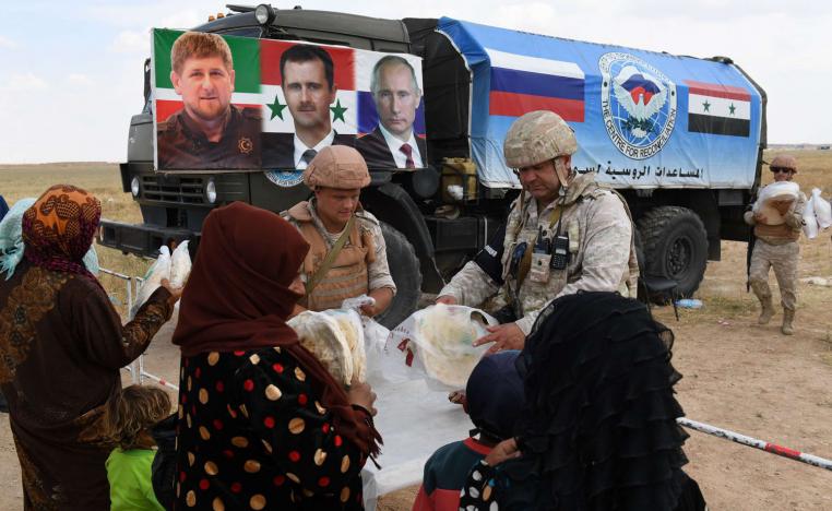 الشرطة العسكرية الروسية توزع المساعدات على النازحين السوريين