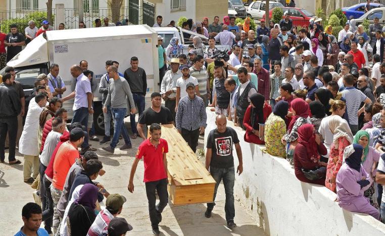 كارثة قرقنة هزت تونس وأطاحت بوزير الداخلية وعشر مسؤولين أمنيين