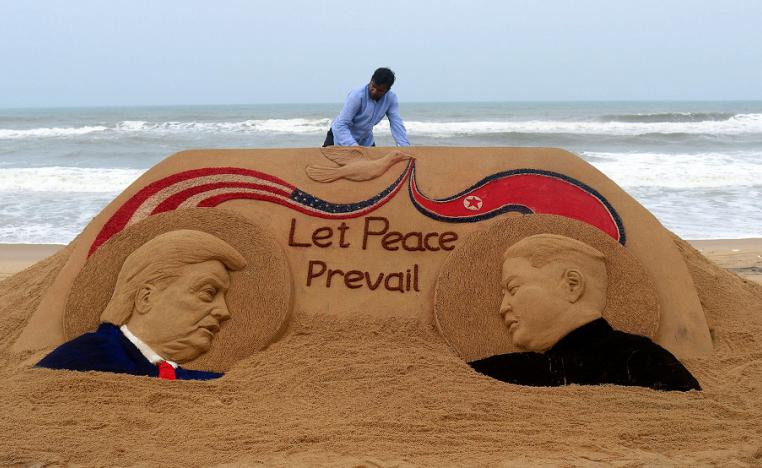 منحوتة للقاء كيم وترامب