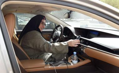 ريم الفرات السعودية الجنسية هي موظفة في شركة "كريم"  تستعد لتلبية طلب زابون باستخدام سيارتها في العاصمة السعودية الرياض