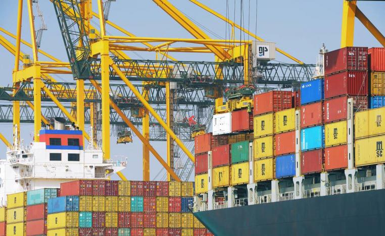 التصعيد التجاري بين واشنطن وبروكسل يرخي بظلال ثقيلة على الاقتصاد العالمي