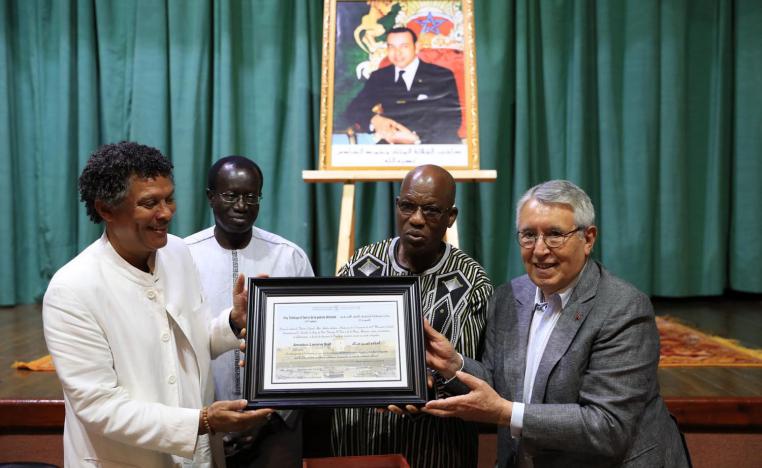 محمد بن عيسى مع ضيوف الموسم