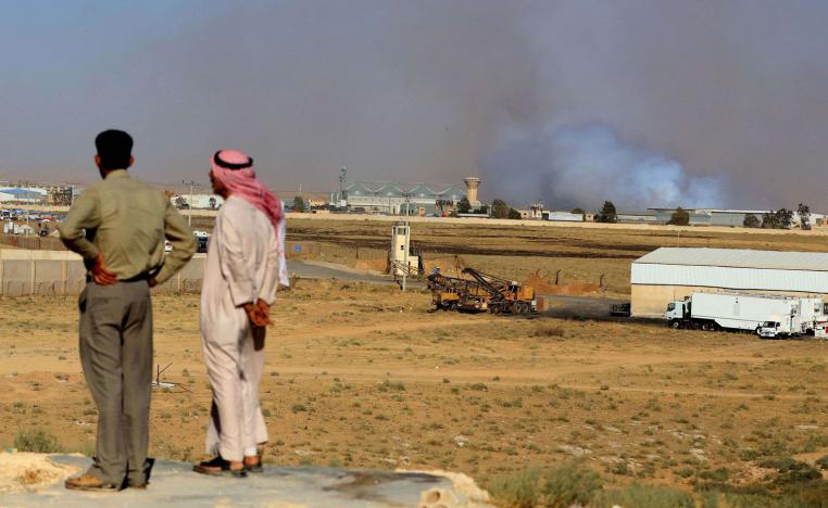 أردنيان ينظران إلى القصف الجوي لدرعا عبر الحدود