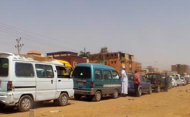 طوابير طويلة أمام محطات التزود بالوقود